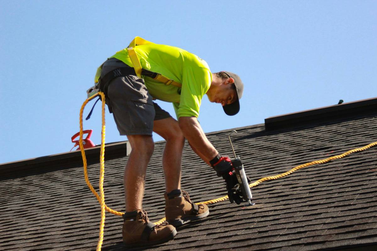 comparison chart showing how to clean rv solar panels with different methods and efficiency results